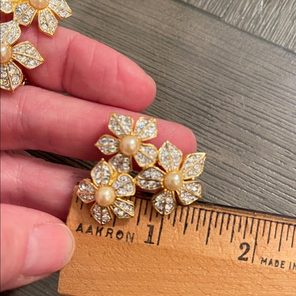 Kenneth Jay Lane Gold-tone and Pearl Floral Cluster Earrings - Picture 10 of 17